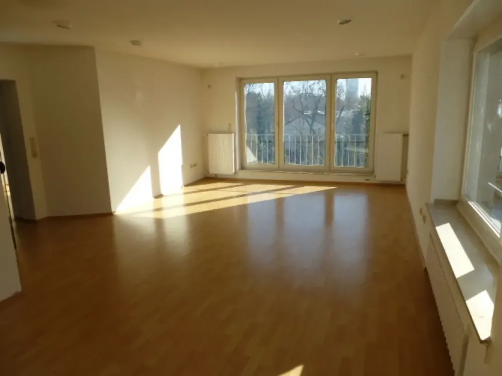*** Wunderschöne, lichtdurchflutete Dachgeschosswohnung in zentraler Lage ***