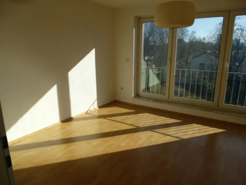 *** Wunderschöne, lichtdurchflutete Dachgeschosswohnung in zentraler Lage ***