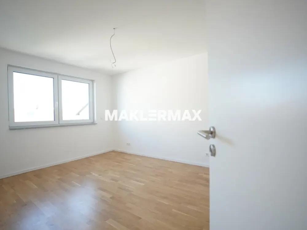 Geräumiger Neubau-Erstbezug mit Balkon, Einbauküche, Stellplatz & E-Lademöglichkeit