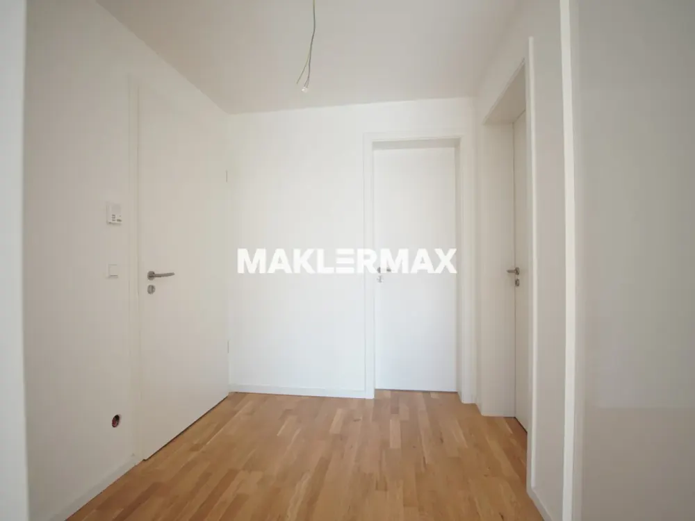 Geräumiger Neubau-Erstbezug mit Balkon, Einbauküche, Stellplatz & E-Lademöglichkeit