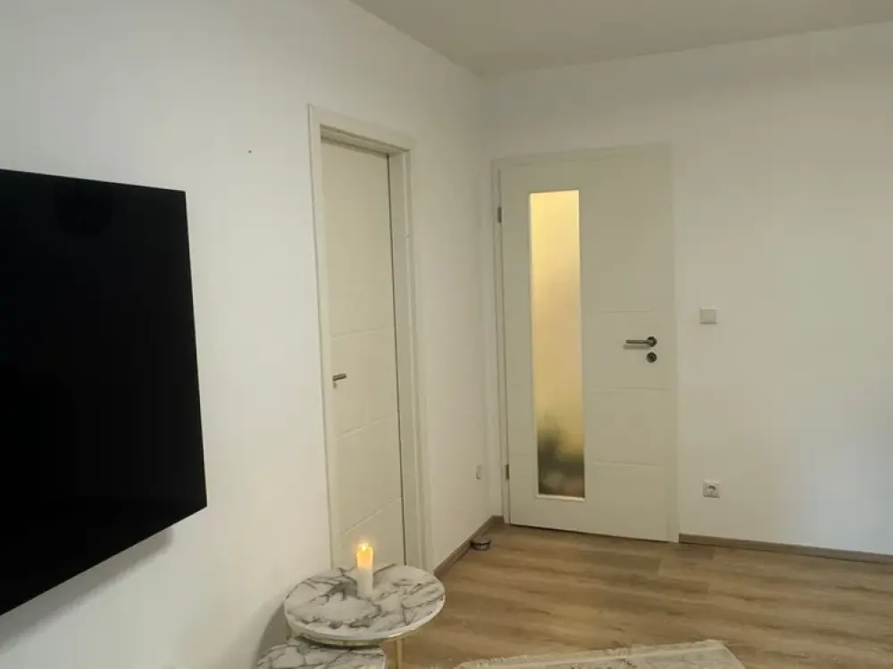 Neuwertige und voll möblierte 2-Zimmer-Wohnung mit Balkon und Einbauküche in Hannover/Nordstadt