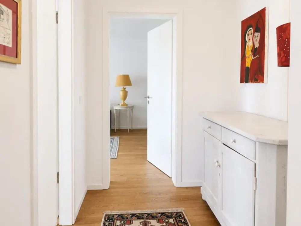 *Voll möblierte 3-Zi.-Wohnung mit großer Loggia, TG-Stellplatz, Strom & Internet inkl.*