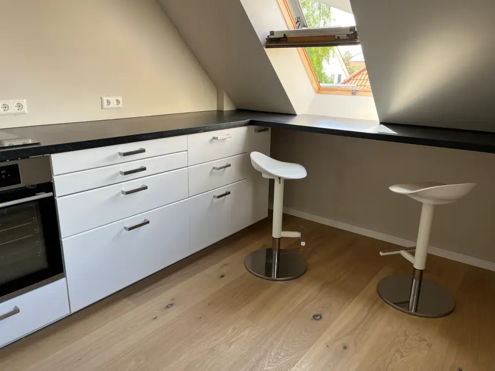 Geschmackvolle Dachgeschosswohnung mit 3 Zimmern/Balkon/EBK in Hohen Neuendorf