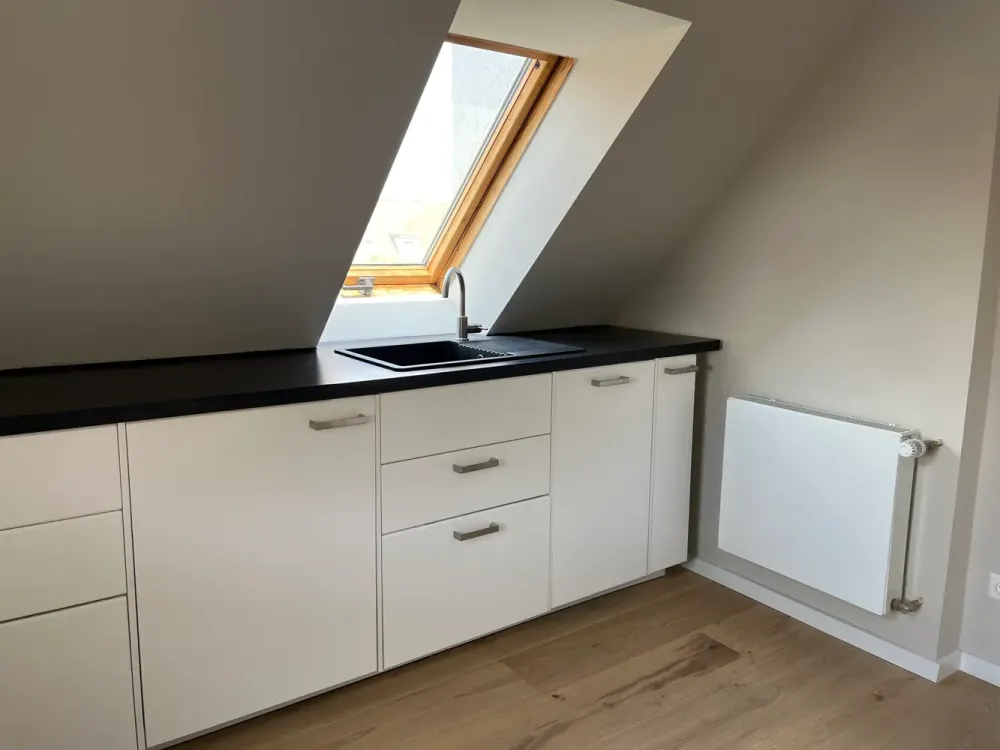 Geschmackvolle Dachgeschosswohnung mit 3 Zimmern/Balkon/EBK in Hohen Neuendorf