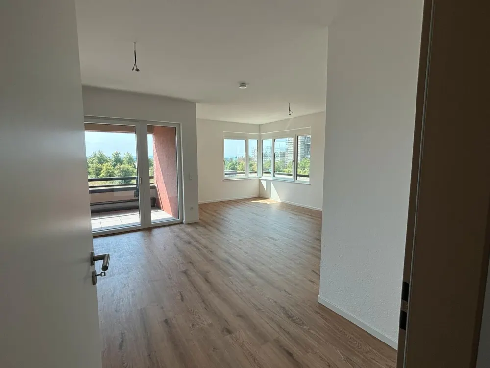 Gehobene 4-Zimmer-Wohnung mit Gartenanteil, Balkon,Gäste-WC u.v.m