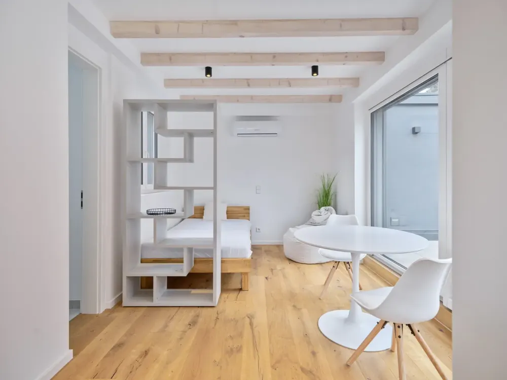 *Ab September- Neuwertige Dachgeschosswohnung mit Klimaanlage und Dachterrasse*