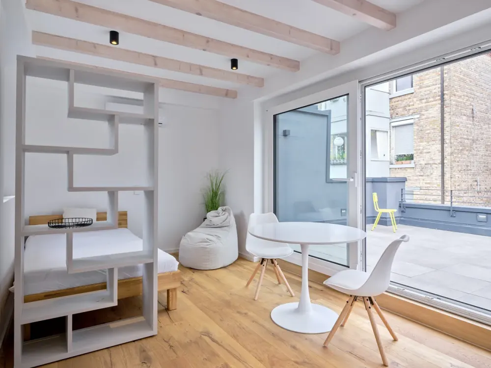 *Ab September- Neuwertige Dachgeschosswohnung mit Klimaanlage und Dachterrasse*
