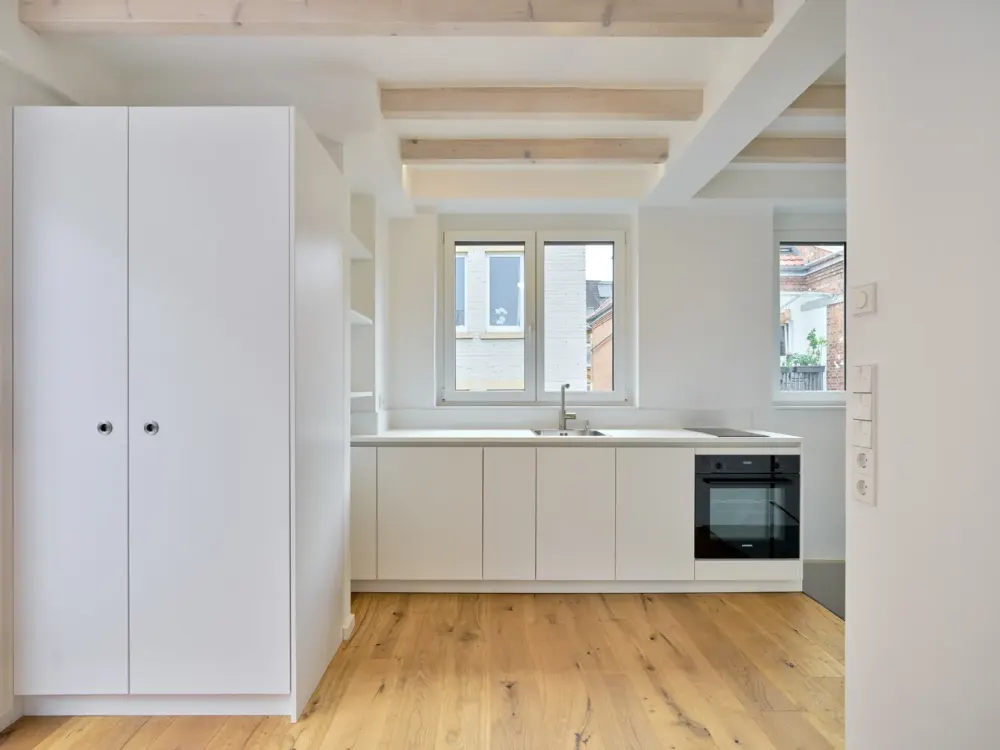 *Ab September- Neuwertige Dachgeschosswohnung mit Klimaanlage und Dachterrasse*