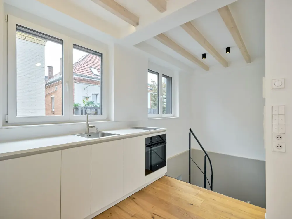 *Ab September- Neuwertige Dachgeschosswohnung mit Klimaanlage und Dachterrasse*