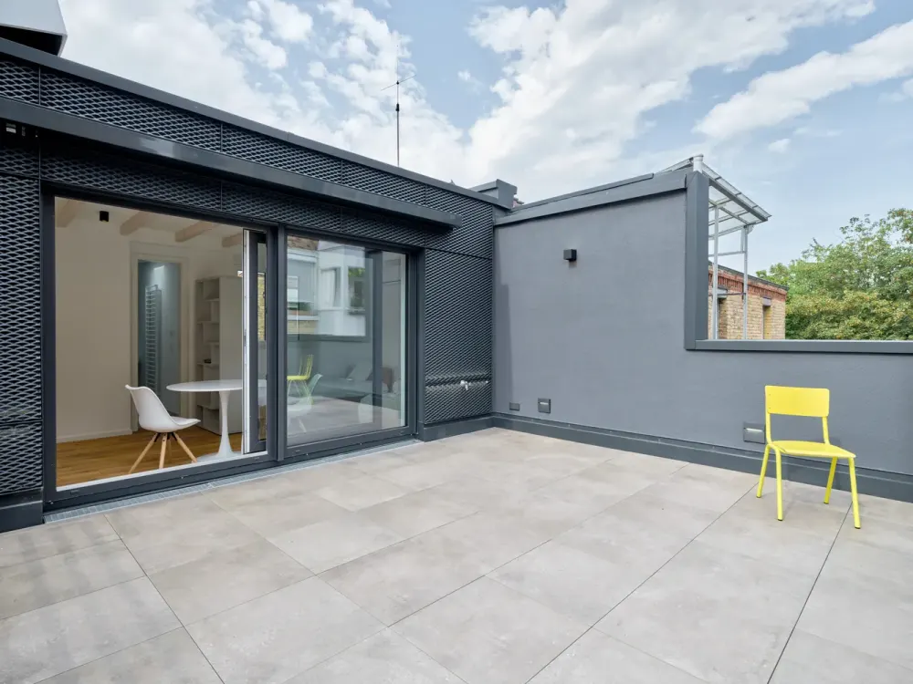 *Ab September- Neuwertige Dachgeschosswohnung mit Klimaanlage und Dachterrasse*