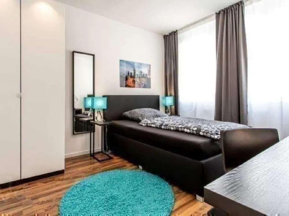 Ab Sofort - schick möbliertes Zimmer in moderner 5er WG - mitten im Bahnhofsviertel