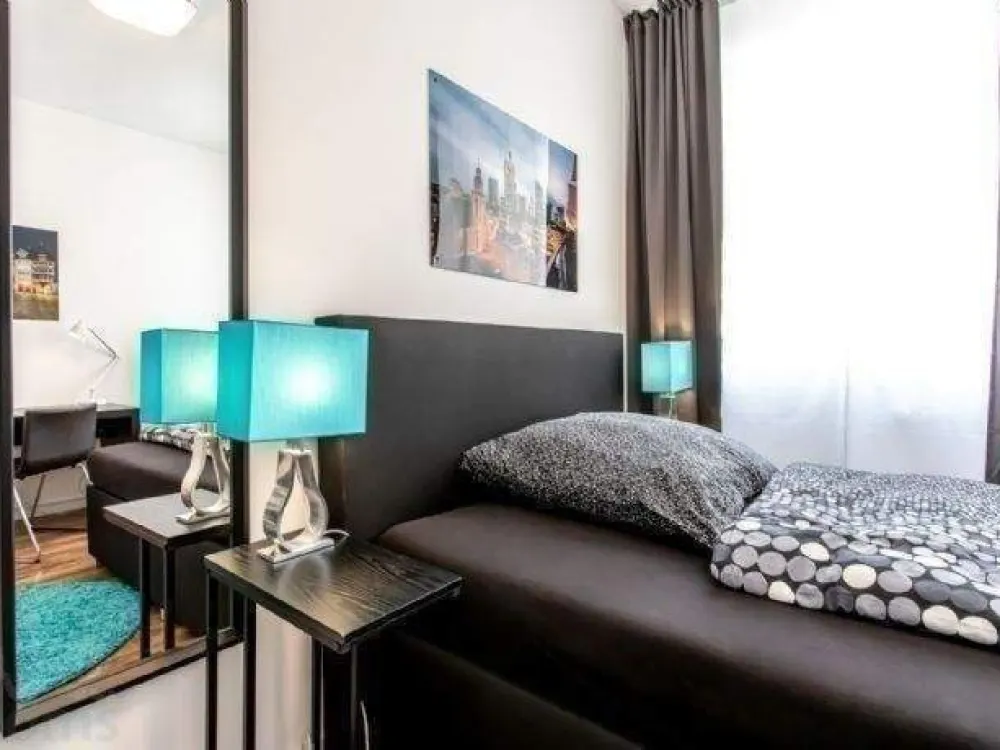 Ab Sofort - schick möbliertes Zimmer in moderner 5er WG - mitten im Bahnhofsviertel