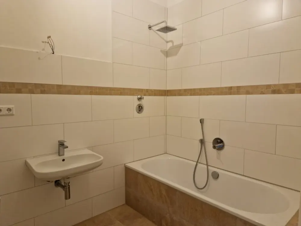2 Zimmer renovierte Wohnung zu vermieten in der Knauerstraße!