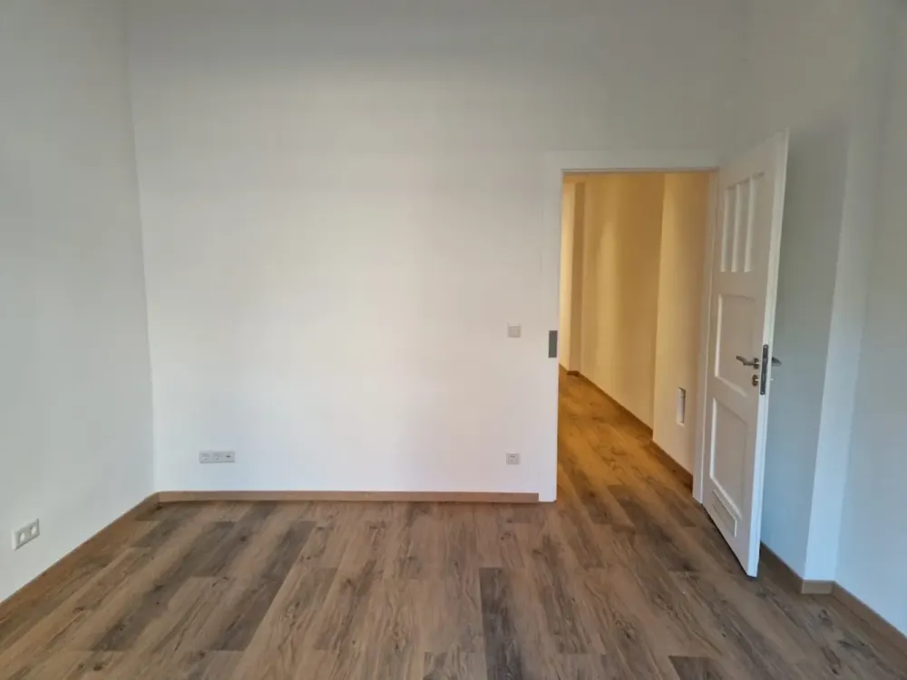2 Zimmer renovierte Wohnung zu vermieten in der Knauerstraße!