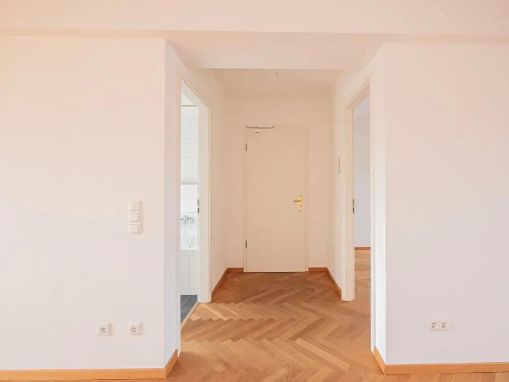 Attic Apartment in Stylish Listed Building, with Elevator, in Central Location of Dresden-Plauen.