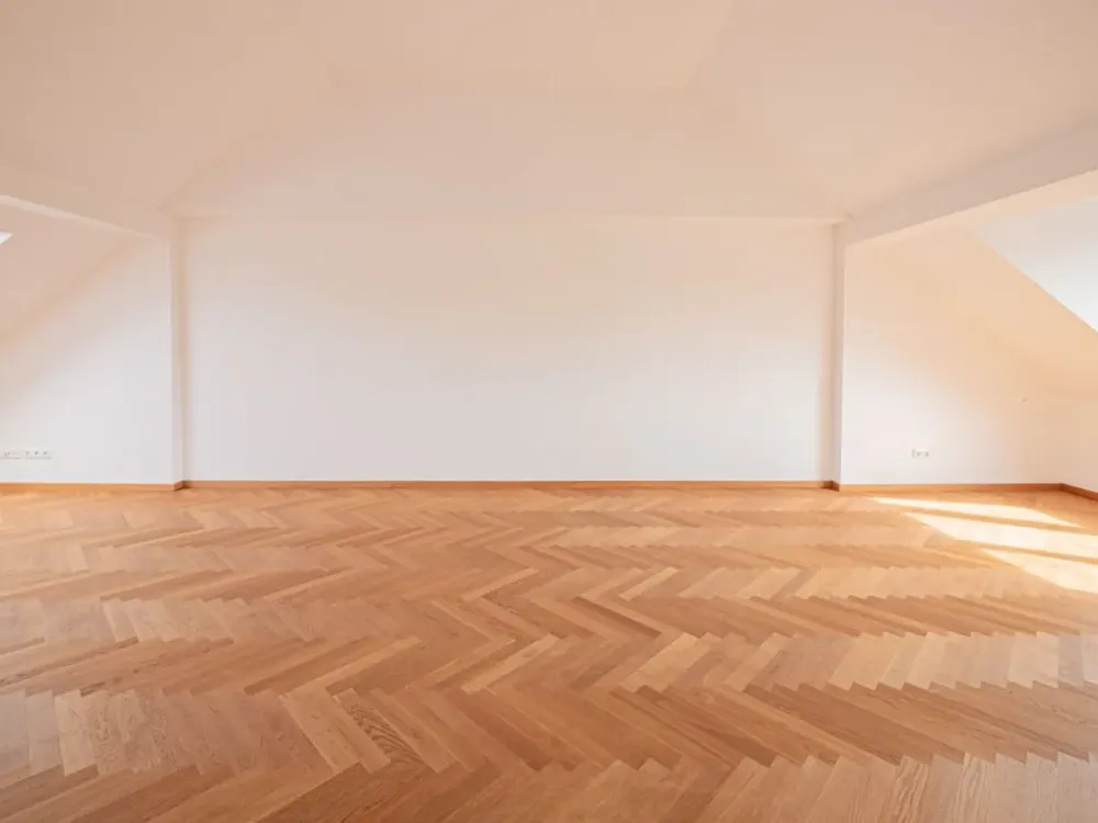Attic Apartment in Stylish Listed Building, with Elevator, in Central Location of Dresden-Plauen.