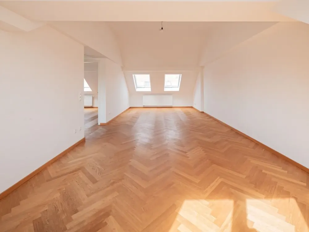 Attic Apartment in Stylish Listed Building, with Elevator, in Central Location of Dresden-Plauen.