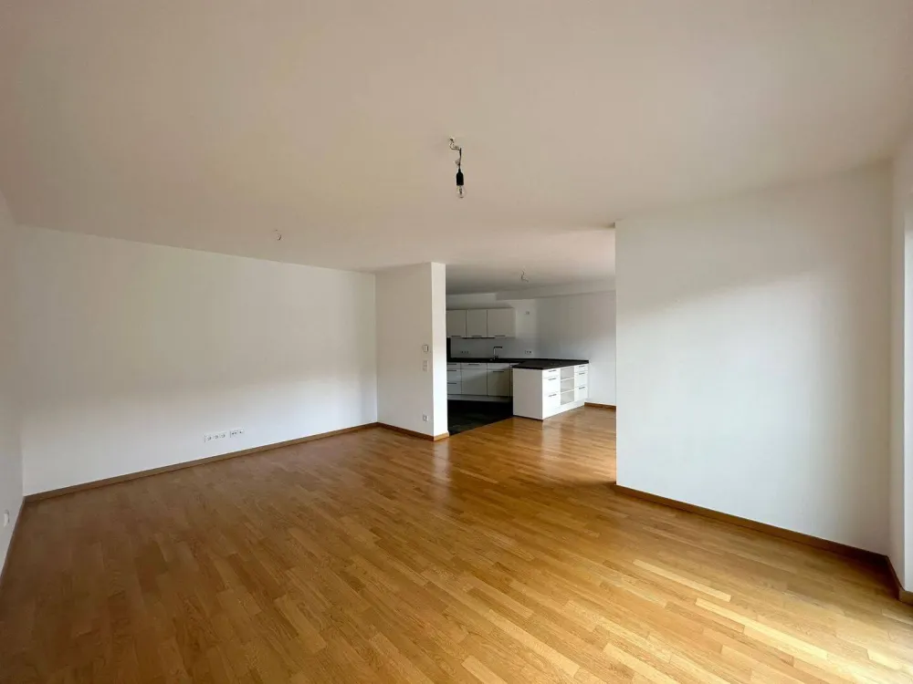 **Moderne 2,5 Zimmer Wohnung mit zwei Balkonen und Einbauküche**