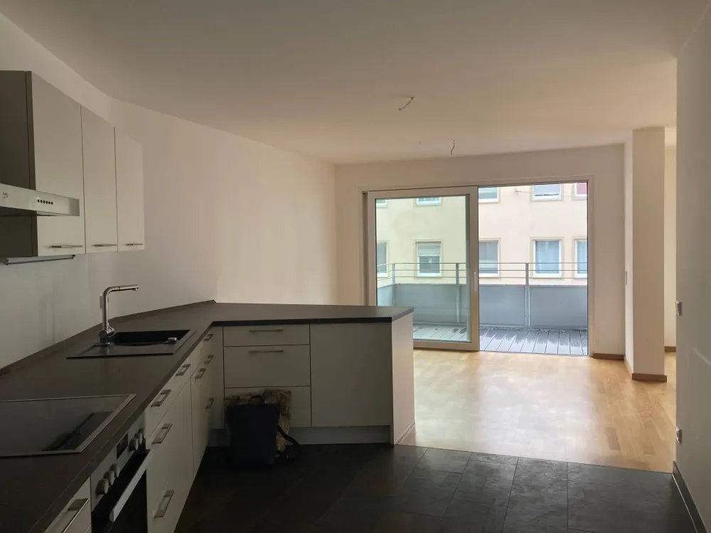 **Moderne 2,5 Zimmer Wohnung mit zwei Balkonen und Einbauküche**