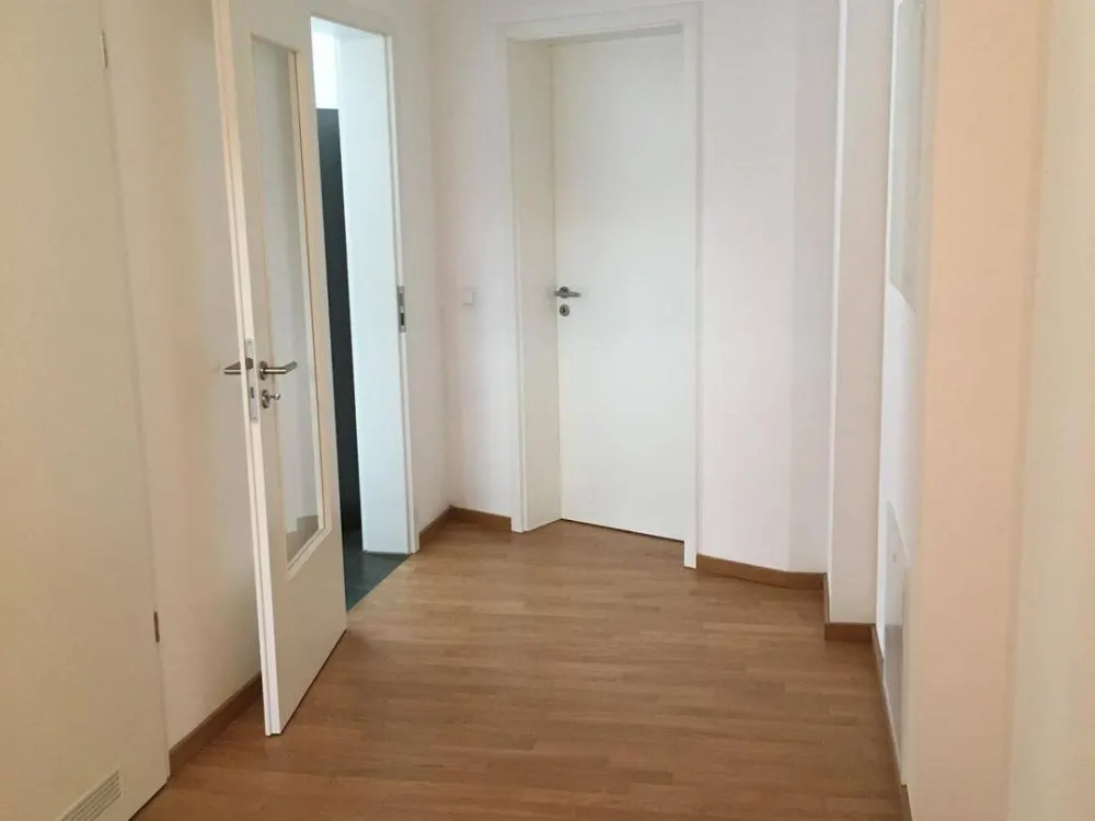 **Moderne 2,5 Zimmer Wohnung mit zwei Balkonen und Einbauküche**
