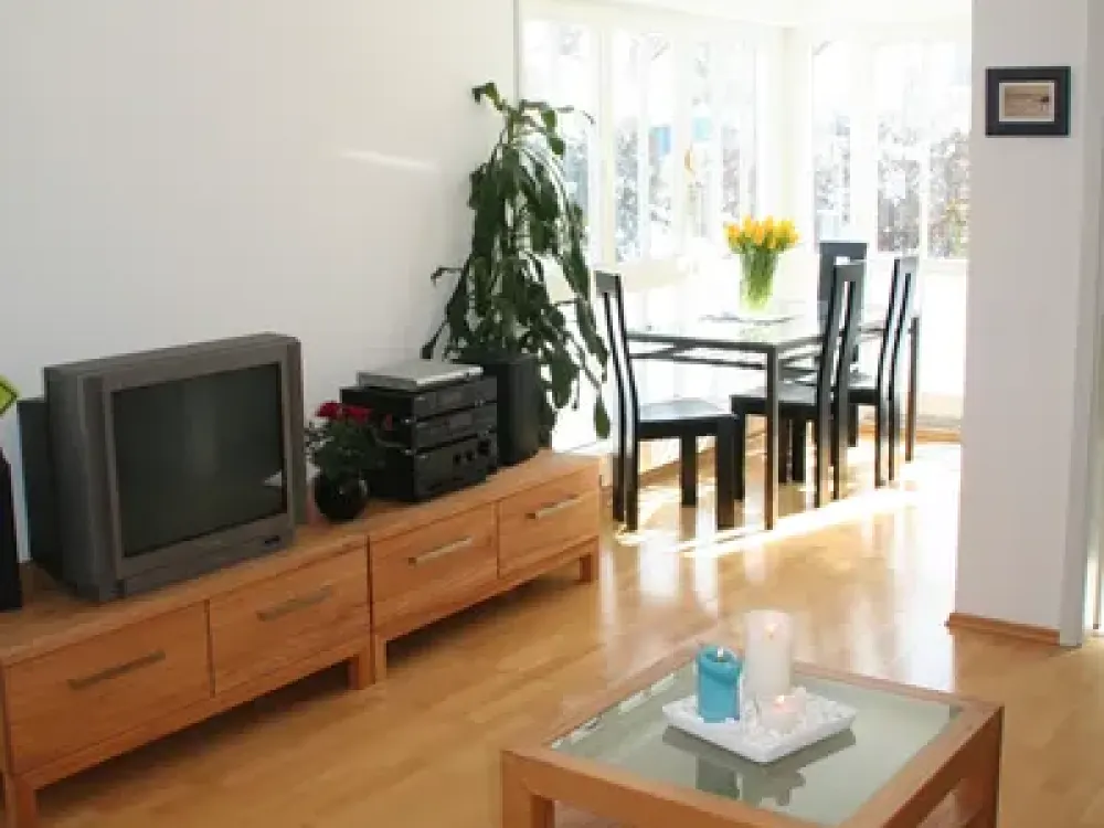 Moblierte ruhige, sonnige 2 Zimmer Wohnung mit Garten und WLAN