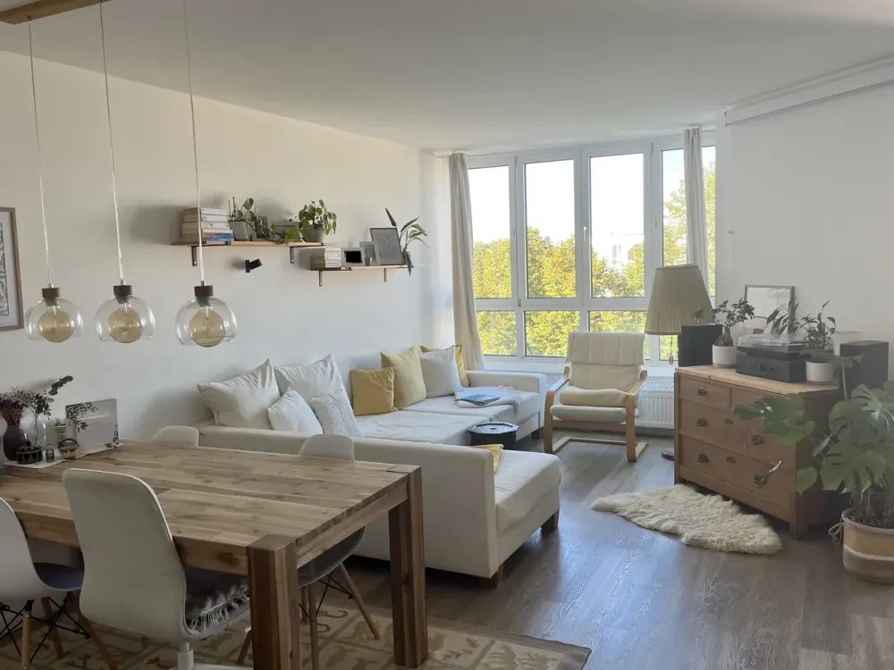 Helle Zwei-Zimmer Wohnung mit Penthouse Feeling und Zwei Balkonen (West und Ost) in Hadern