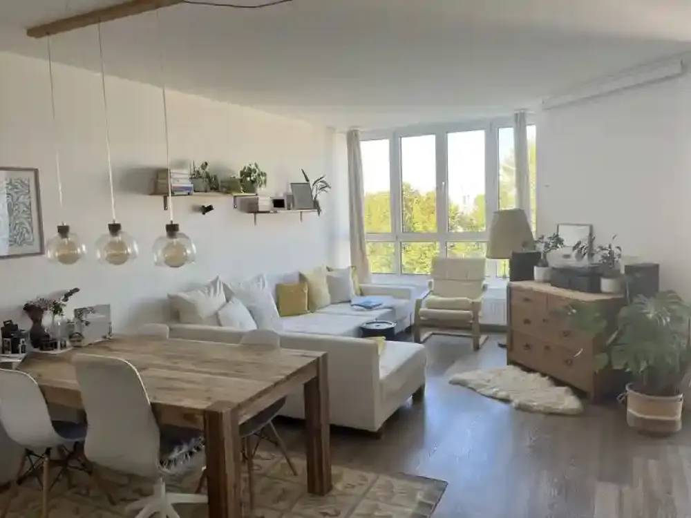 Helle Zwei-Zimmer Wohnung mit Penthouse Feeling und Zwei Balkonen (West und Ost) in Hadern