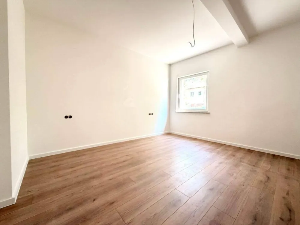 Kernsaniert & erstmals verfügbar, Moderne 3-Zimmer-Wohnung am Dutzendteich