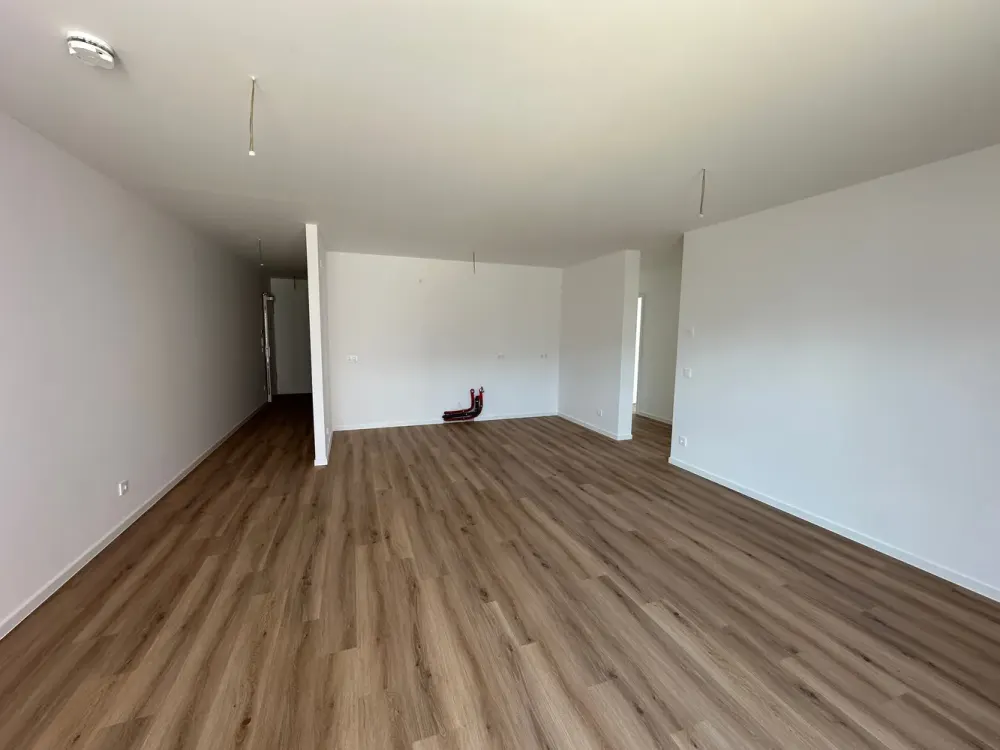 Erstbezug im modernen Neubau - 4 Zimmer Wohnung im Erdgeschoss mit kleiner Terrasse, Keller & Abstel