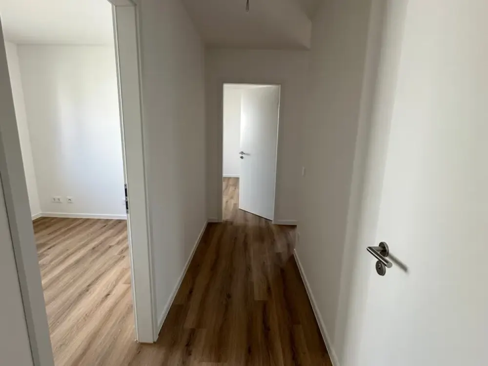 Erstbezug im modernen Neubau - 4 Zimmer Wohnung im Erdgeschoss mit kleiner Terrasse, Keller & Abstel
