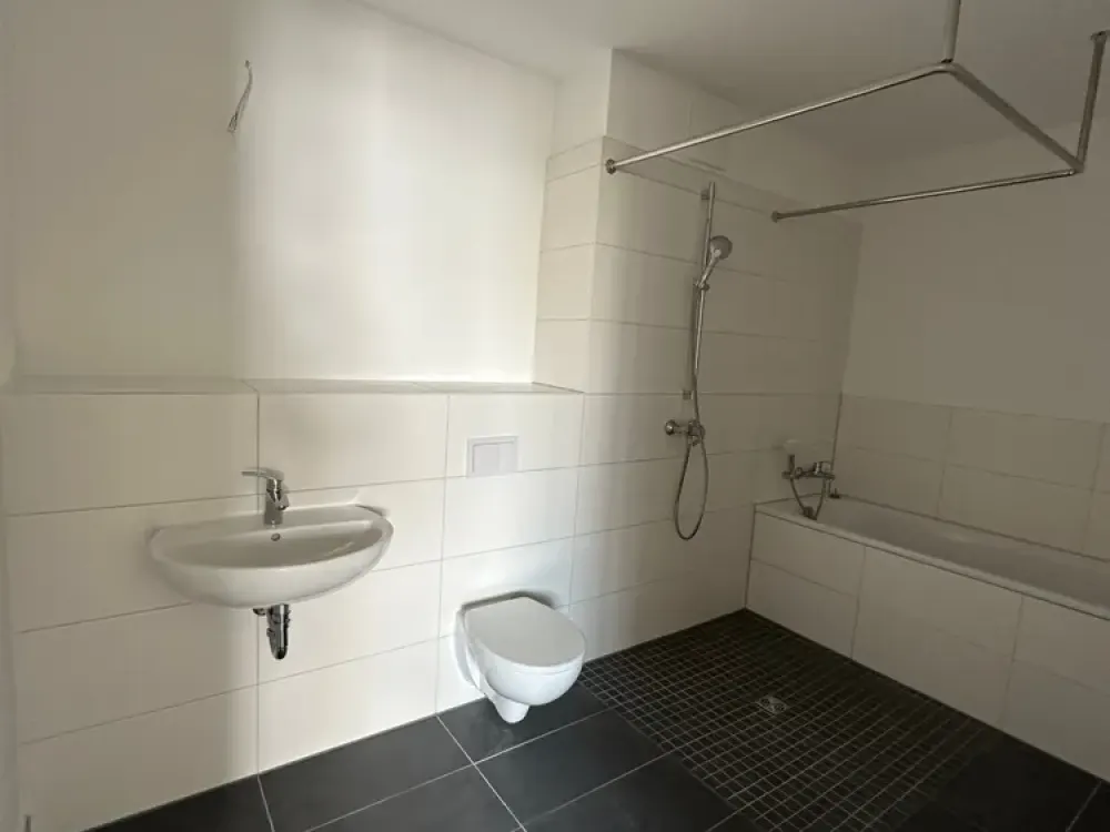 Erstbezug im modernen Neubau - 4 Zimmer Wohnung im Erdgeschoss mit kleiner Terrasse, Keller & Abstel