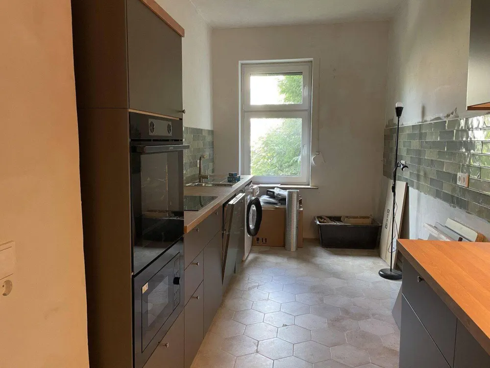 Stilvoll sanierte Altbauwohnung mit Echtholzparkett - hochwertig teil­möbliert