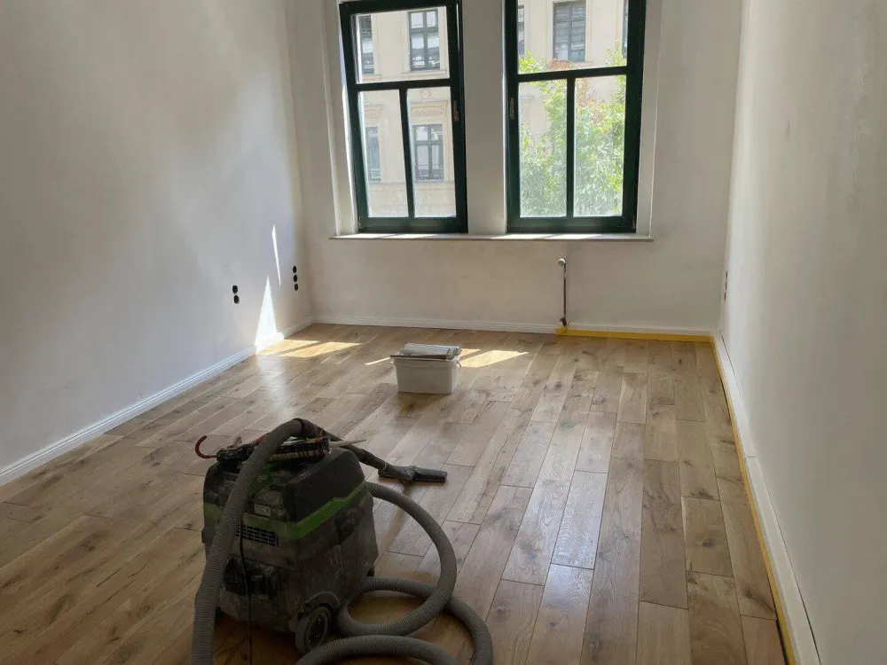Stilvoll sanierte Altbauwohnung mit Echtholzparkett - hochwertig teil­möbliert