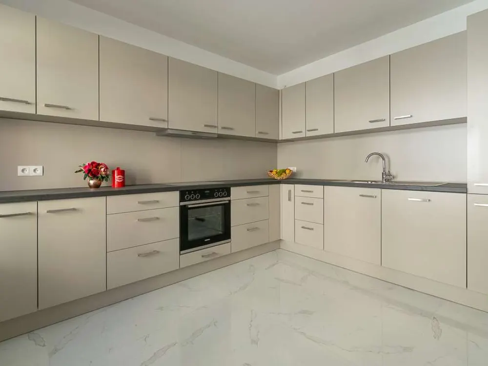 Wohnglück mit Charakter - Stilvoll sanierte 2½-Zimmer-Wohnung zum Erstbezug