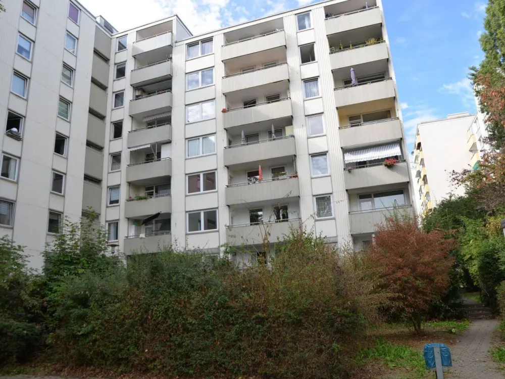 Frisch renovierte 4-Zimmer-Wohnung mit Balkon & Tiefgarage