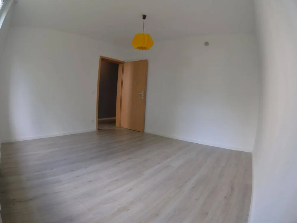 Frisch renovierte 4-Zimmer-Wohnung mit Balkon & Tiefgarage