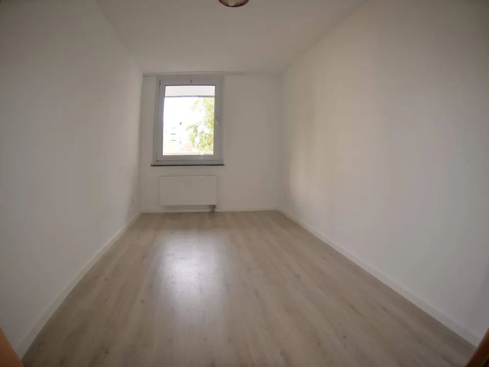 Frisch renovierte 4-Zimmer-Wohnung mit Balkon & Tiefgarage