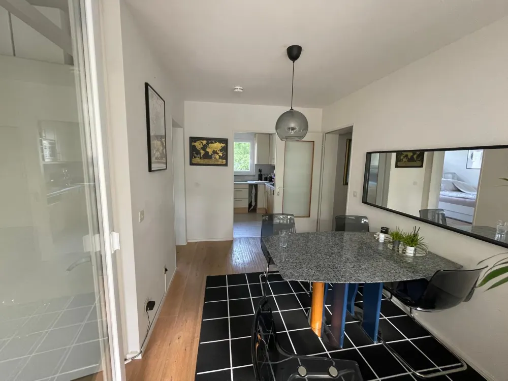schicke 2,5 Zimmer Wohnung, voll möbliert und ausgestattet.