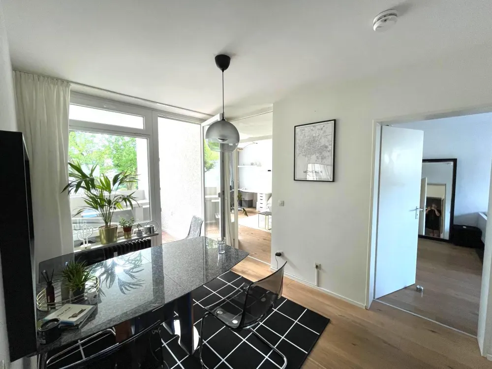 schicke 2,5 Zimmer Wohnung, voll möbliert und ausgestattet.