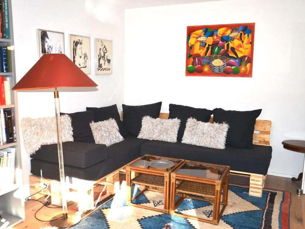 schicke 2,5 Zimmer Wohnung, voll möbliert und ausgestattet.