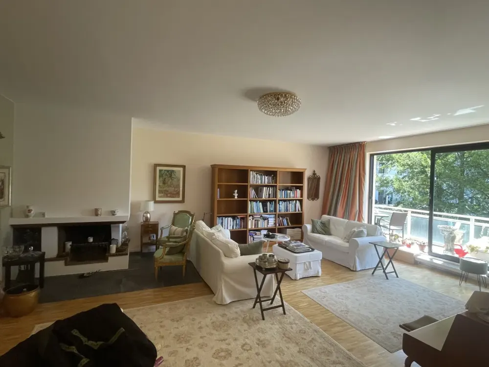 Kernsanierte 3,5-Zimmer-Wohnung mit offenem Kamin in Düsseldorf-Oberkassel
