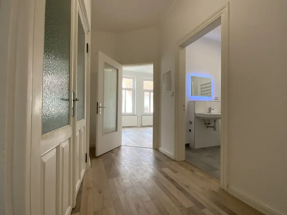 Energetisch modernisierte 2,5-Zimmer Altbauwohnung mit Wintergarten und viel Charme