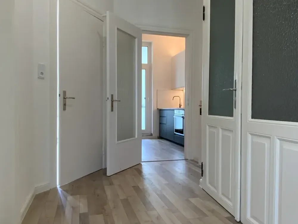 Energetisch modernisierte 2,5-Zimmer Altbauwohnung mit Wintergarten und viel Charme