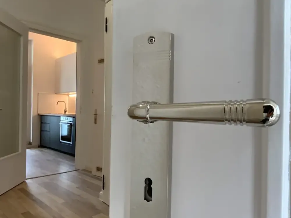 Energetisch modernisierte 2,5-Zimmer Altbauwohnung mit Wintergarten und viel Charme