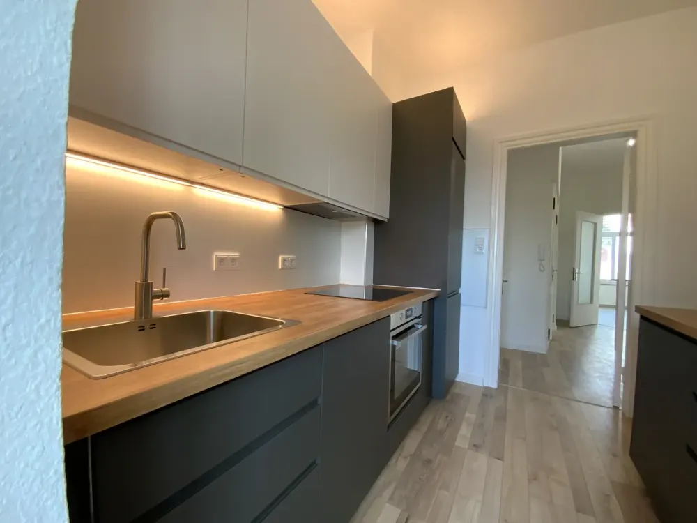 Energetisch modernisierte 2,5-Zimmer Altbauwohnung mit Wintergarten und viel Charme