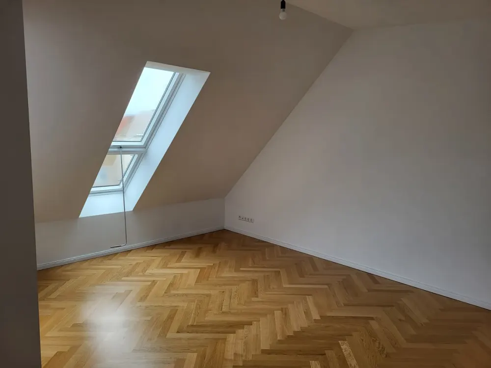 Dachgeschoßneubau mit 2-Zimmer, EBK und Parkett