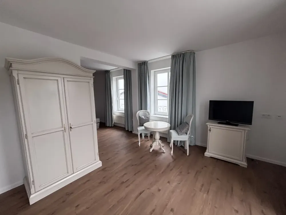Frisch saniert: Helle möblierte 2-Zimmer-Wohnung in Hallbergmoos