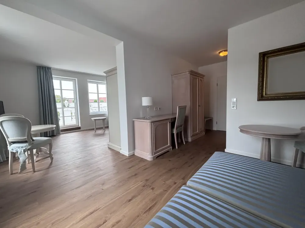 Frisch saniert: Helle möblierte 2-Zimmer-Wohnung in Hallbergmoos