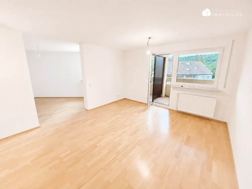 BOTNANG: Renovated 1.5-Room Apartment * Balcony * New Fitted Kitchen * Parquet * Optional Garage * AVAILABLE *