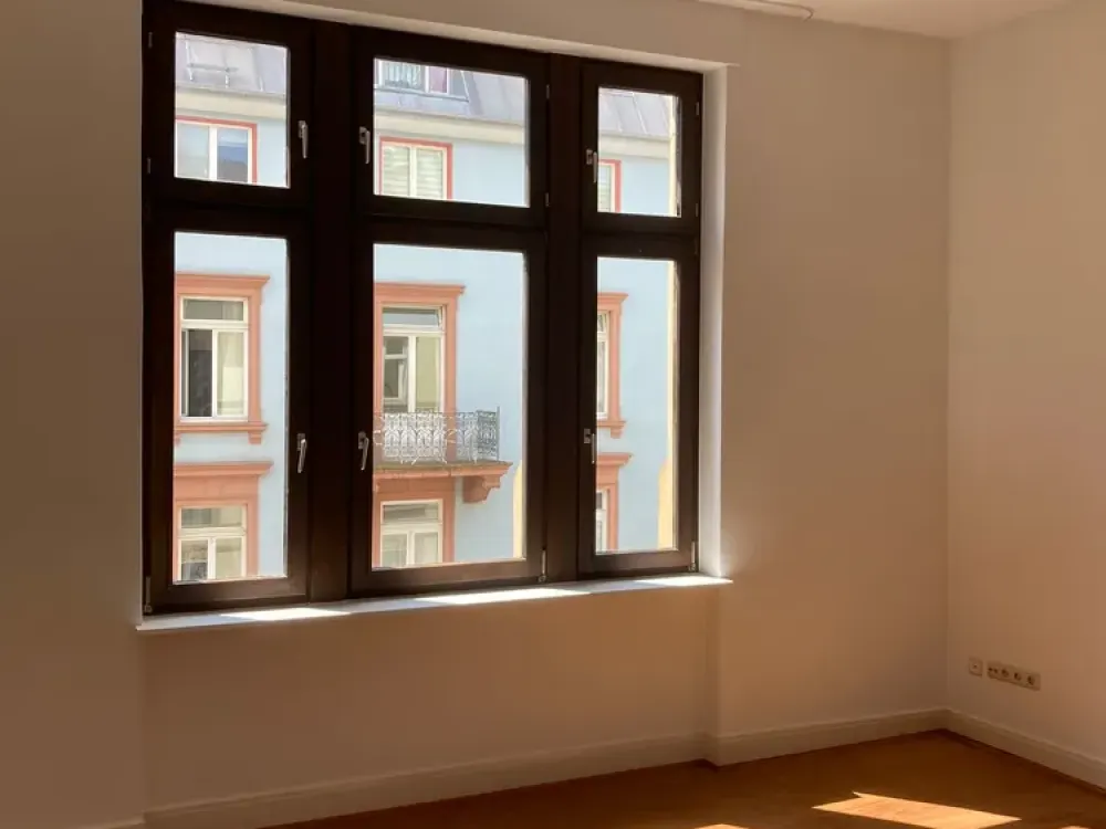 Große Altbauwohnung in direkter Bahnhofsnähe